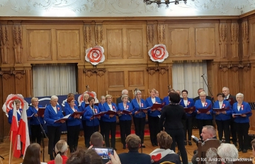 09.11.2022 r.Odbył się koncert z udziałem słuchaczy i chóru OUTW zorganizowany z okazji Narodowego Święta Niepodległości.