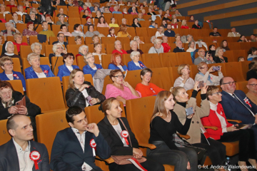 11.11.2023 r. Obchody Święta Niepodległości 11 listopadaw sali widowiskowej MOKiS w Oleśnicy  zorganizowane  przy współpracy słuchaczy OUTW.